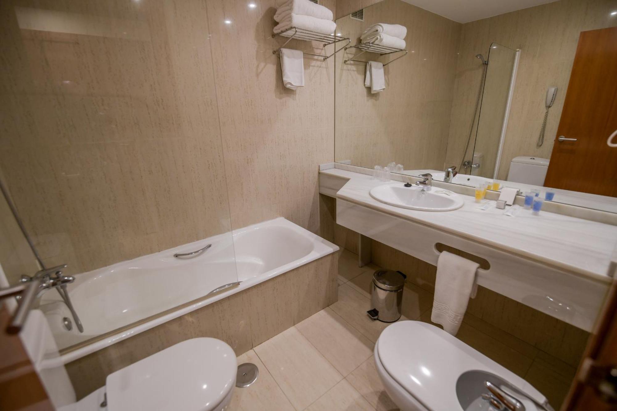 Hotel Mieres Del Camino エクステリア 写真